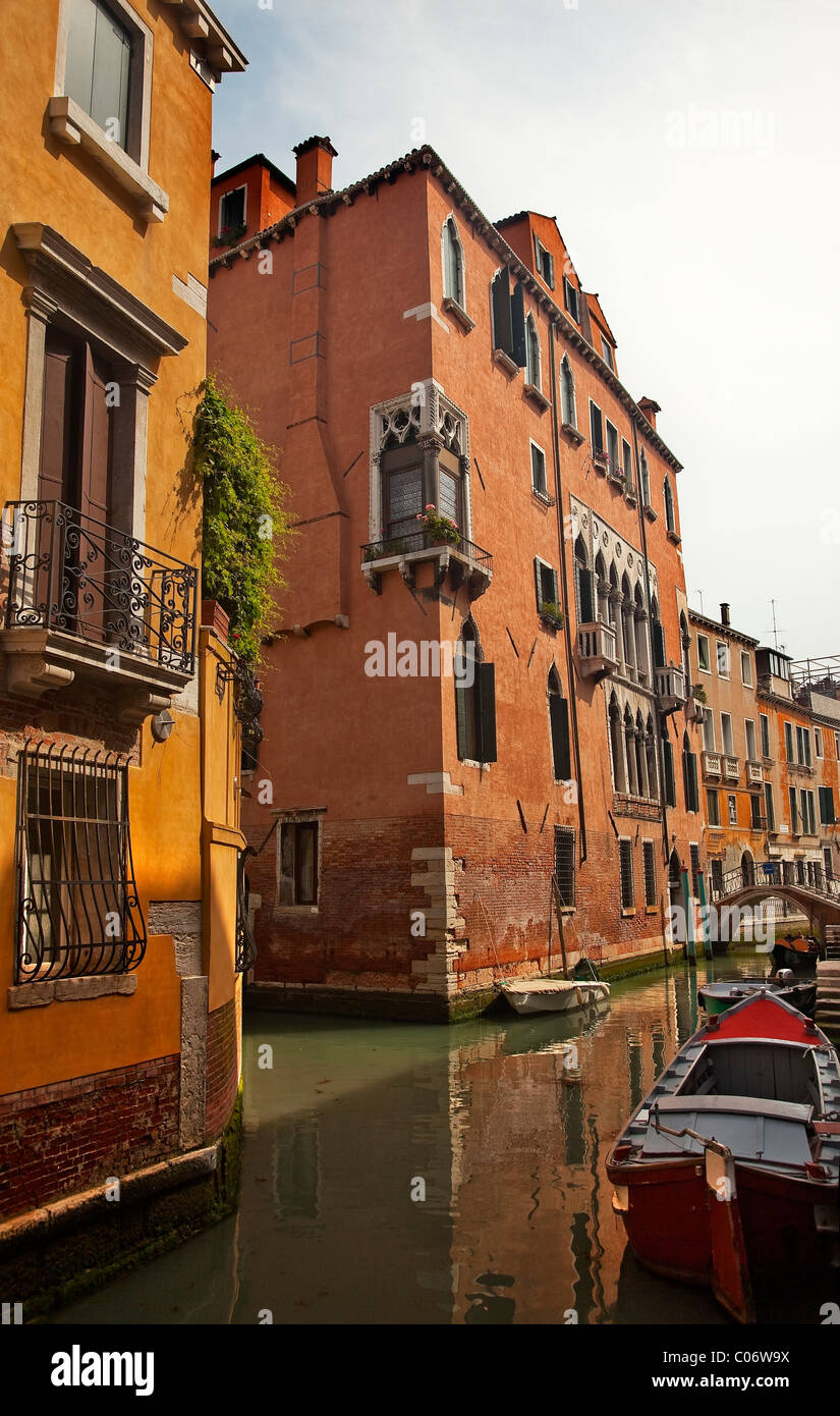 Venetian canal homes and boats hi-res stock photography and images - Alamy