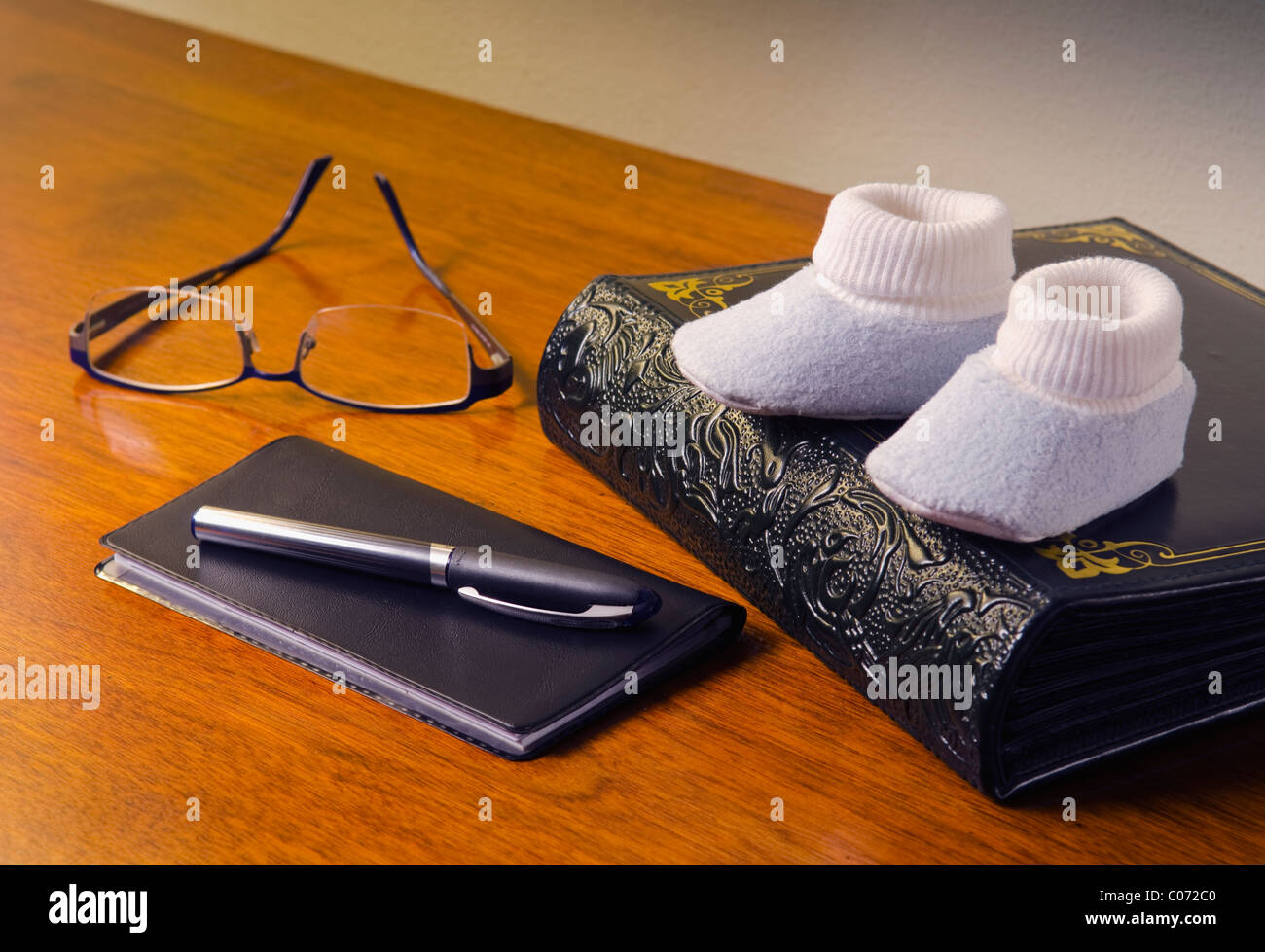 Checkbook hi-res stock photography and images - Alamy