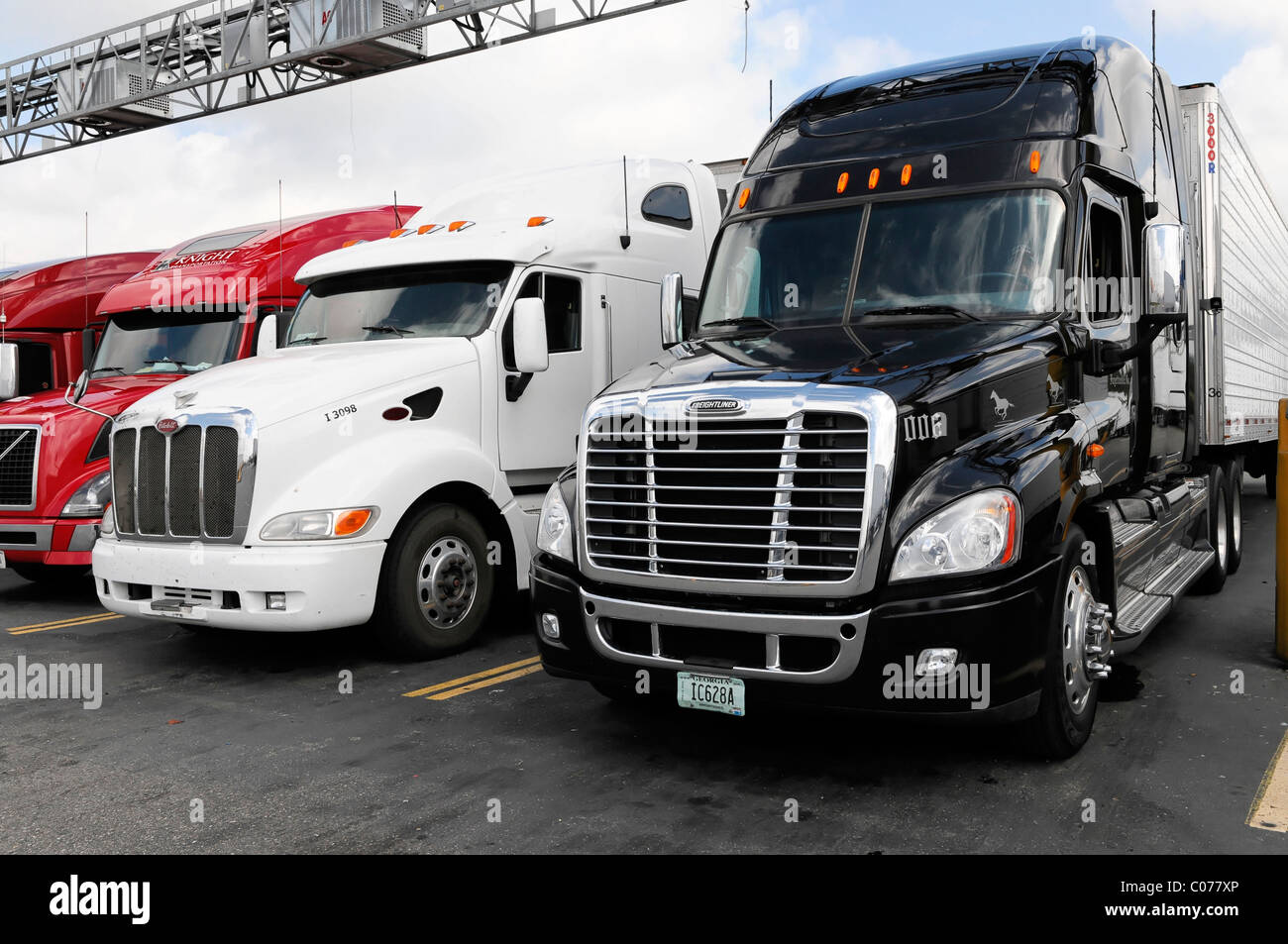Utility trucks hires stock photography and images Alamy