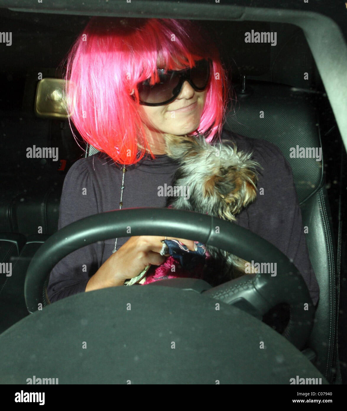 Britney Spears wearing a pink wig in a gas station in Malibu, Los Angeles,  California - 15.10.07 Stock Photo - Alamy