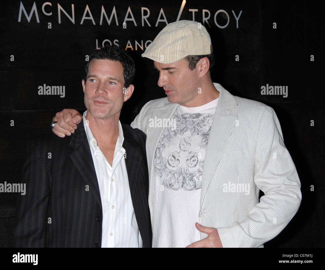 Dylan Walsh and Julian McMahon Celebrating nip/tuck's move from Miami to Los Angeles Hollywood, California -25.10.07 : Stock Photo