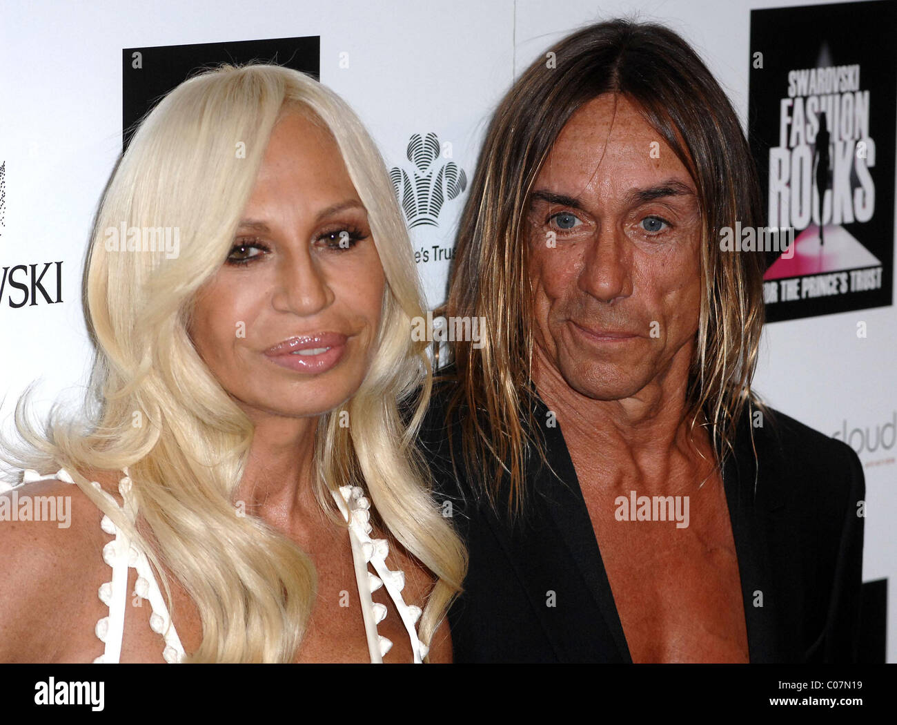 Donatella Versace and Iggy Pop Swarovski Fashion Rocks at the Royal Albert  Hall - Press Room London, England - 18.10.07 Stock Photo - Alamy, donatella  versace antes e depois 