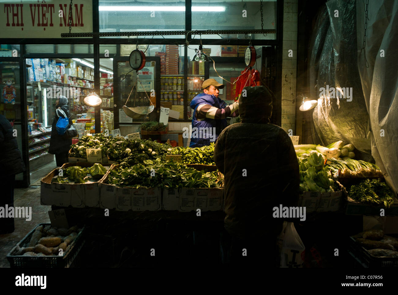 Man selling vegetables on street hi-res stock photography and images ...