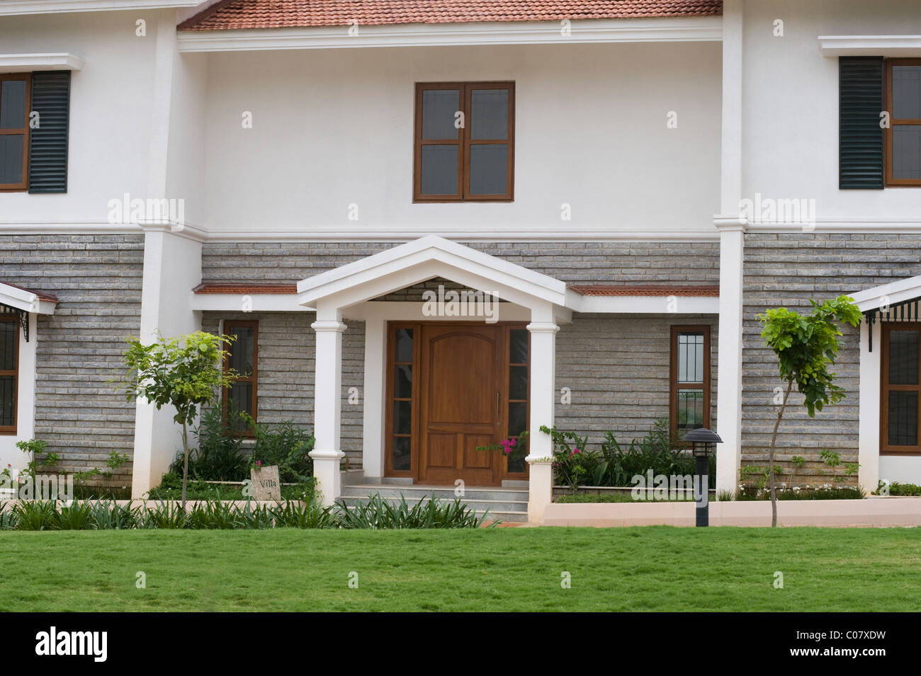 Bungalow india hi-res stock photography and images - Alamy