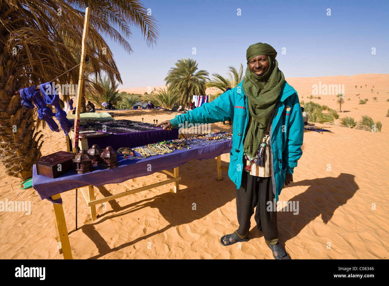 Tuareg selling souvenirs in the Libyan desert, Um el Ma Oasis, Libya, North Africa, Africa Stock Photo