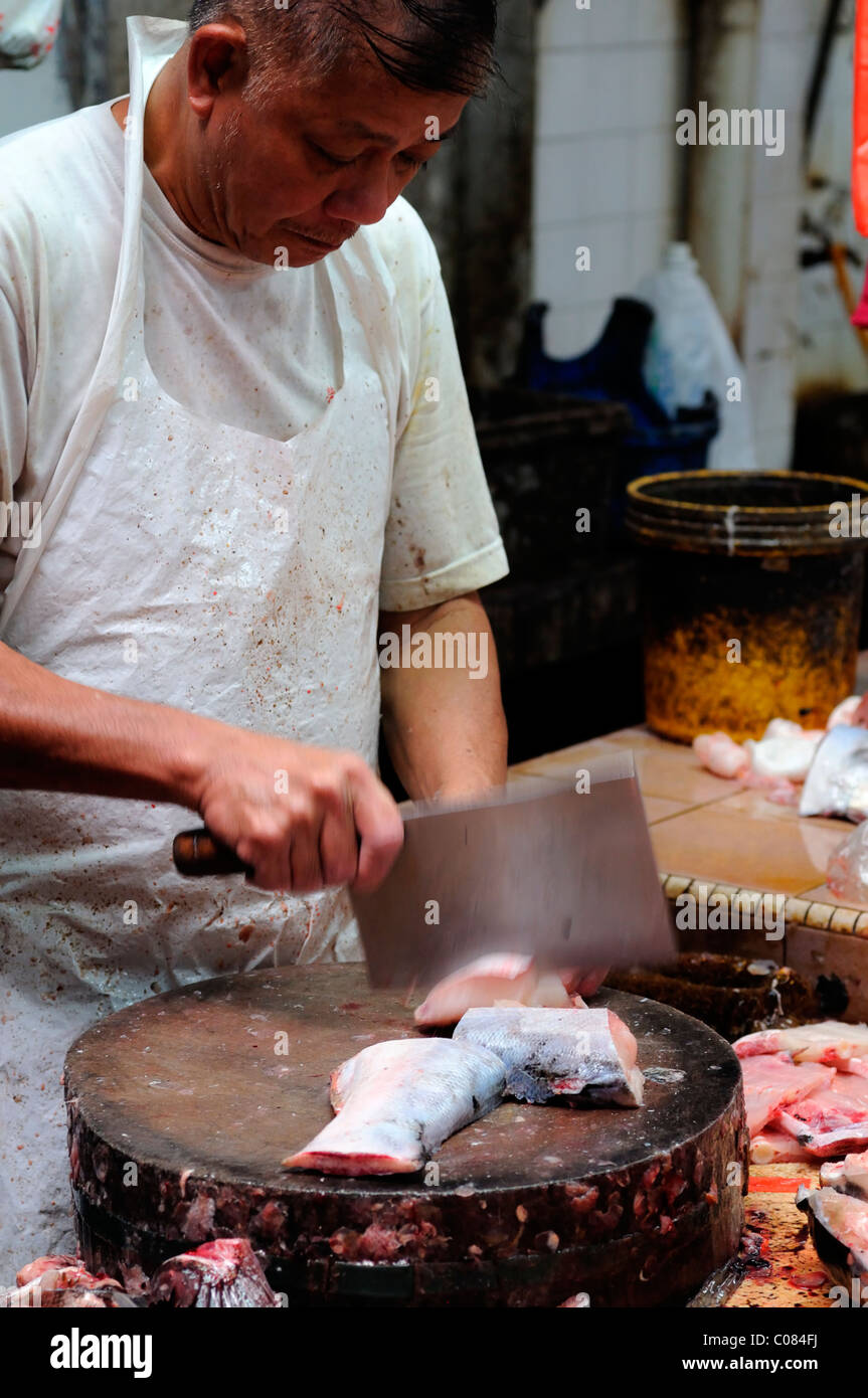 man cut prepare preparing fish in the crowded wet market petaling street kuala lumpur chinatown malaysia malaysian chinese Stock Photo