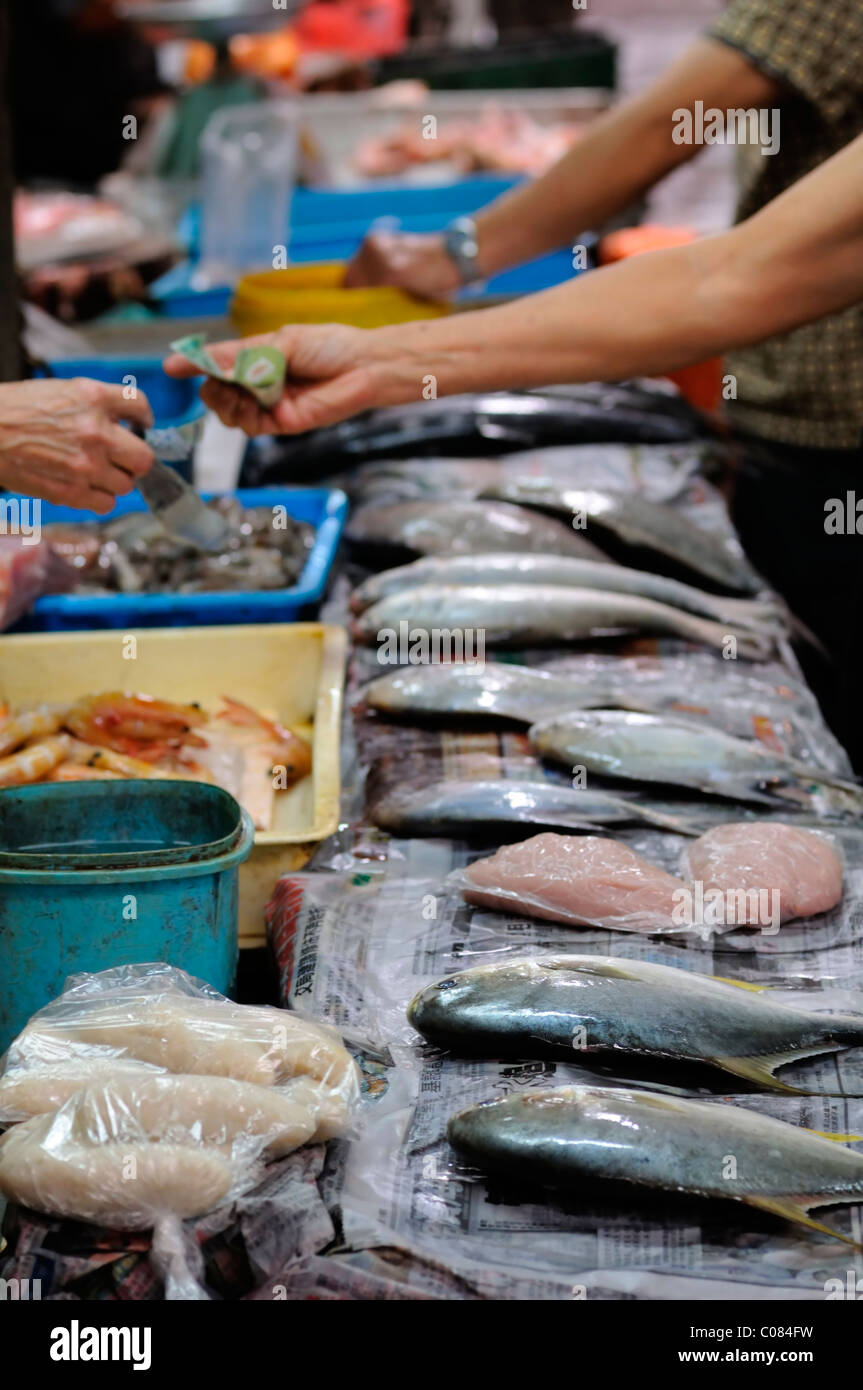 fish on sale wet market jalan petaling street kuala lumpur chinatown malaysia malaysian chinese food Stock Photo