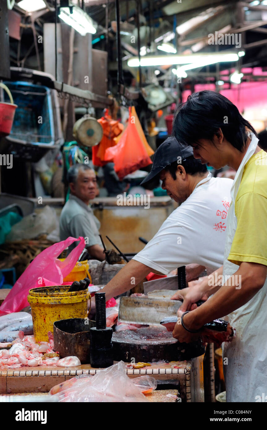 man cut prepare preparing fish in the crowded wet market petaling street kuala lumpur chinatown malaysia malaysian chinese Stock Photo