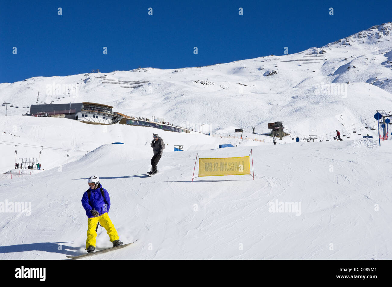 St Anton am Arlberg, Tyrol, Austria, Europe. Snowboarders in the Stanton Park fun park below Rendlbeach in the Rendl ski area. Stock Photo