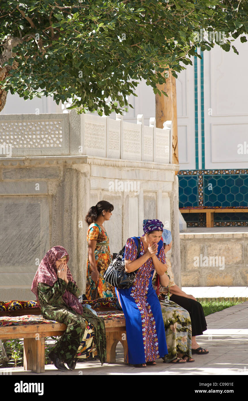 Uzbeki women at Bakhautin Naqshband mausoleum, near Bukhara, Uzbekistan Stock Photo