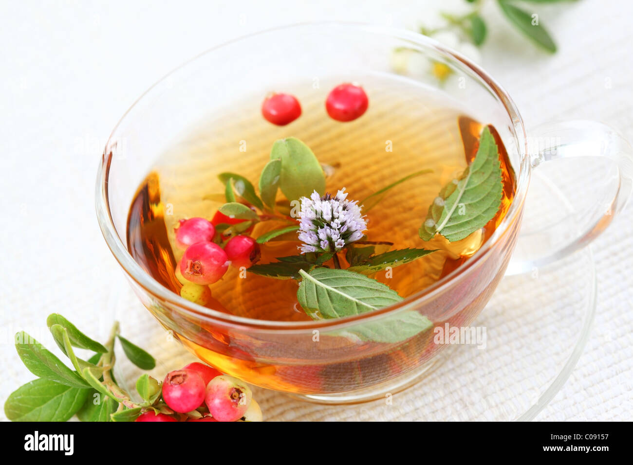 отвар шиповника. чай с рябиной и шиповником. фиточай с боярышником. чай из плодов боярышника. чай мята боярышник.