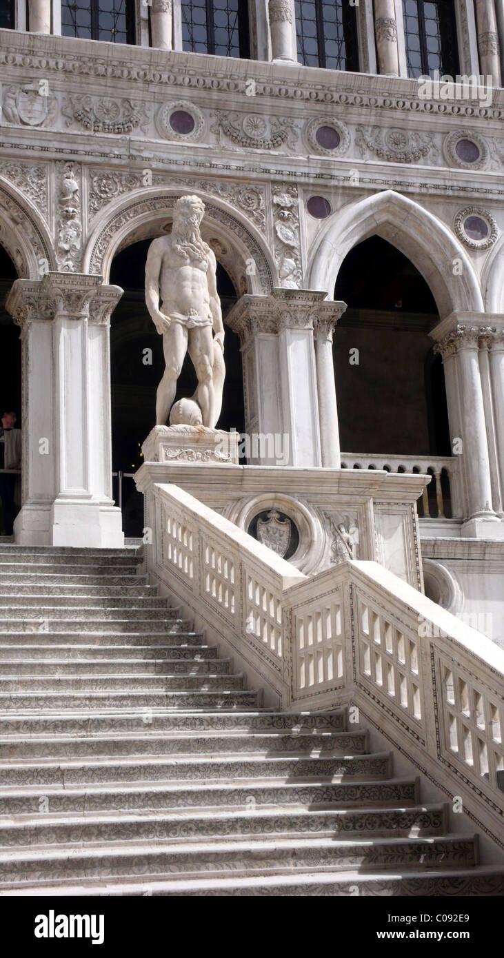 Venetian palace hi-res stock photography and images - Alamy