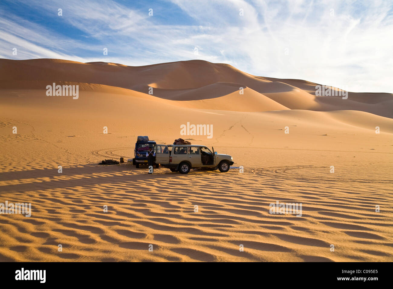 Jeeps in the sand dunes of the Libyan desert, Erg Murzuq, Libya, Sahara, North Africa, Africa Stock Photo