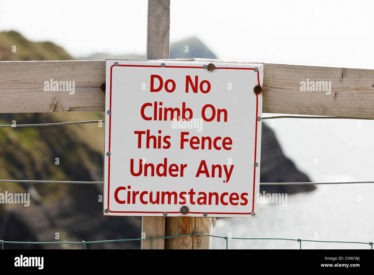 Sign 'Do not climb on this fence under any circumstances', Skelling View viewpoint near Portmagee, Skellig Ring, , Ireland Stock Photo