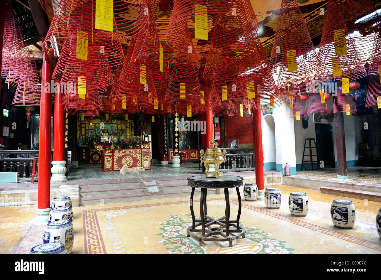 Joss sticks hi-res stock photography and images - Alamy
