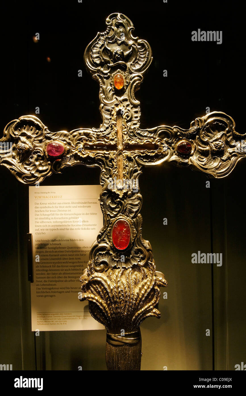 Elaborately decorated processional cross with precious stones, Stiftsmuseum Museum Xanten monastery museum, Xanten Stock Photo