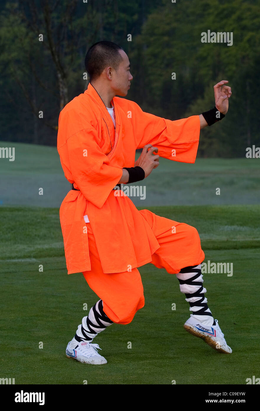 Shaolin buddhist monks kung hi-res stock photography and images - Alamy