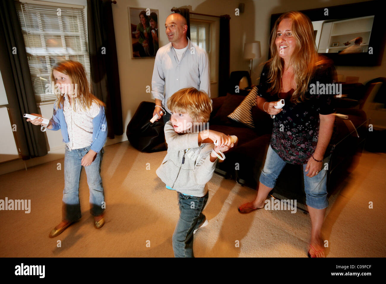 Family play Wii home video game console together in their sitting room, London, England, UK. Photo:Jeff Gilbert Stock Photo
