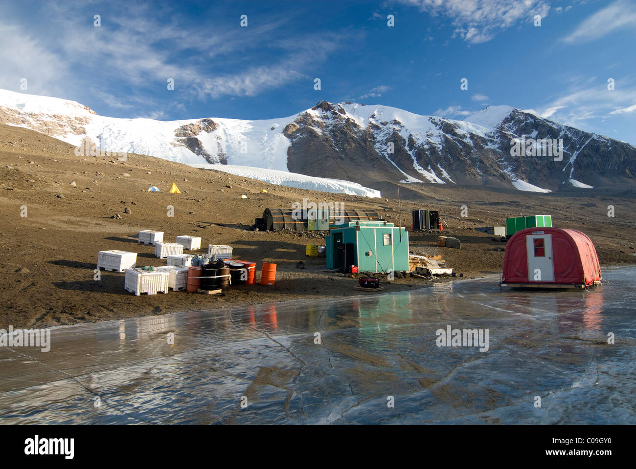 A research canp sits on the shores of frozen Lake Bonney, in the Dry Valleys of Antarctica Stock Photo