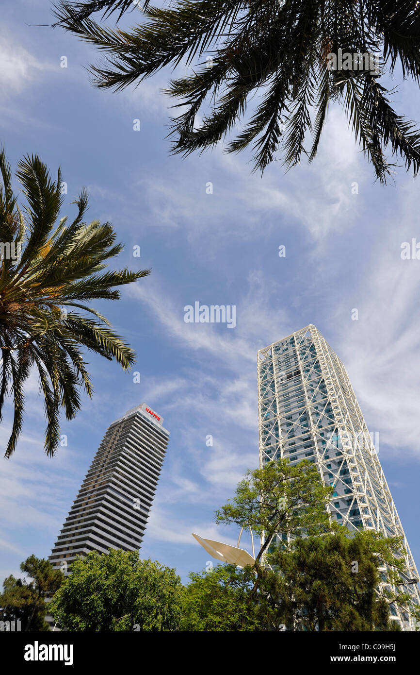 Torre Mapfre office tower, designed by Inigo Ortiz and Enrique de León, Arts luxury hotel, designed by Bruce Graham and O. Frank Stock Photo