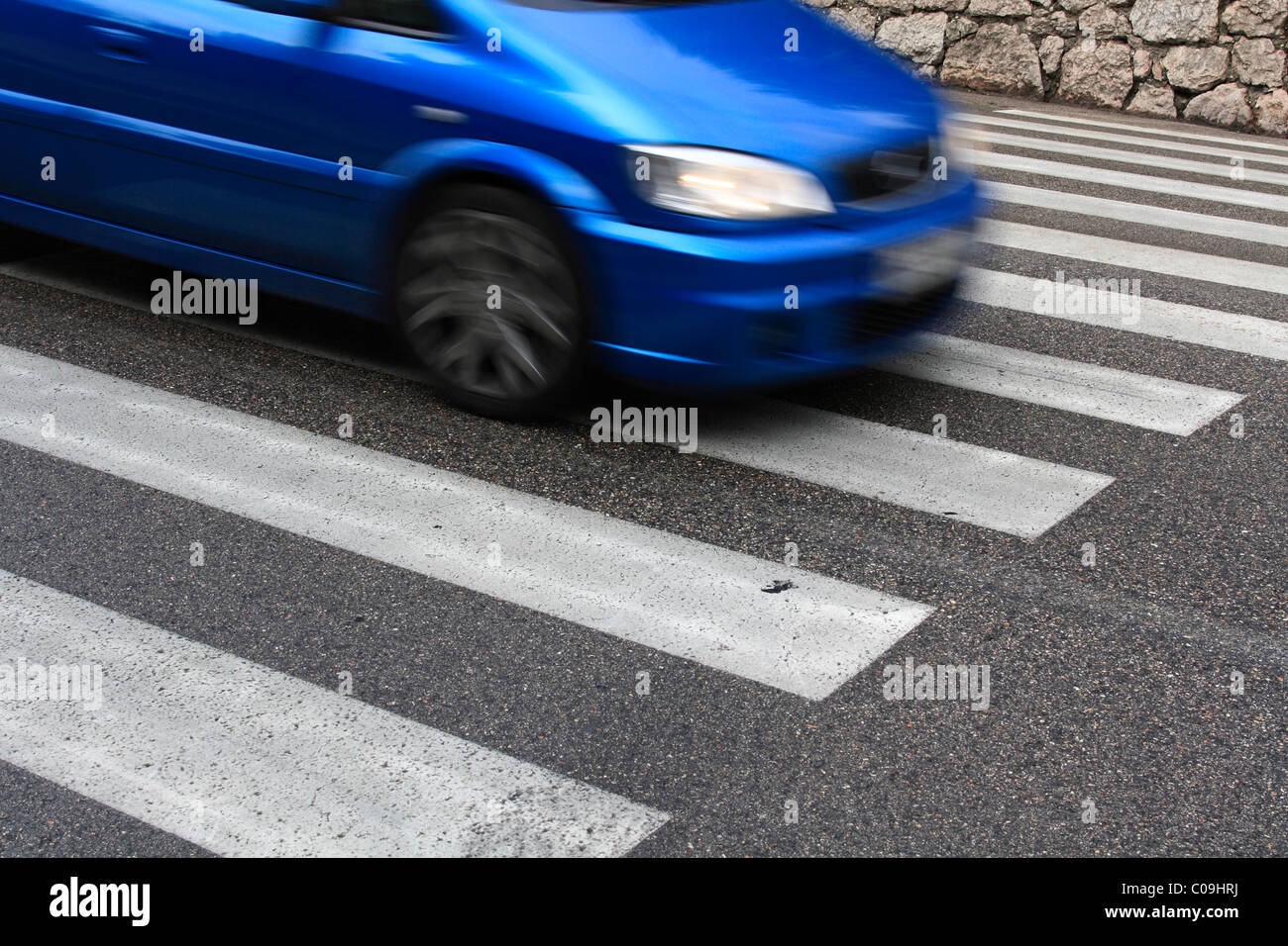 задний переход. дорожная разметка стоп линия. 1. при повороте направо водитель легкового автомобиля:. задний переход.