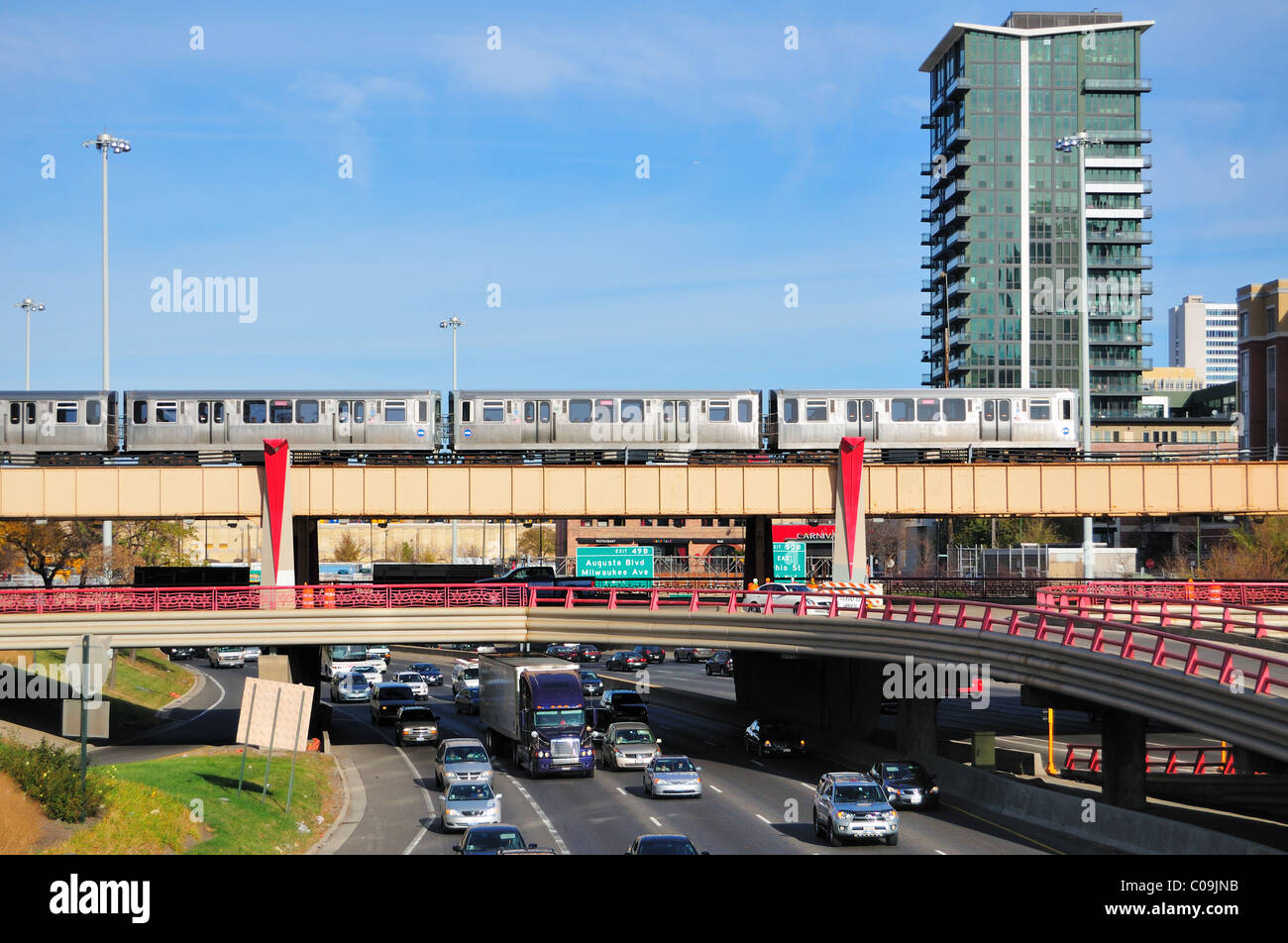 A CTA (Chicago Transit Authority) rapid transit Pink Line train above the traffic of the Kennedy Expressway Chicago Illinois, USA. Stock Photo
