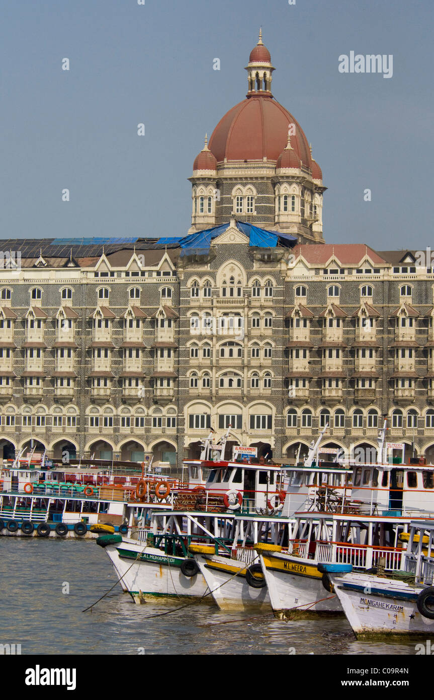 India, state of Maharashtra, Mumbai (aka Bombay). Waterfront area of Mumbai with typical local boats & the historic Taj Hotel. Stock Photo