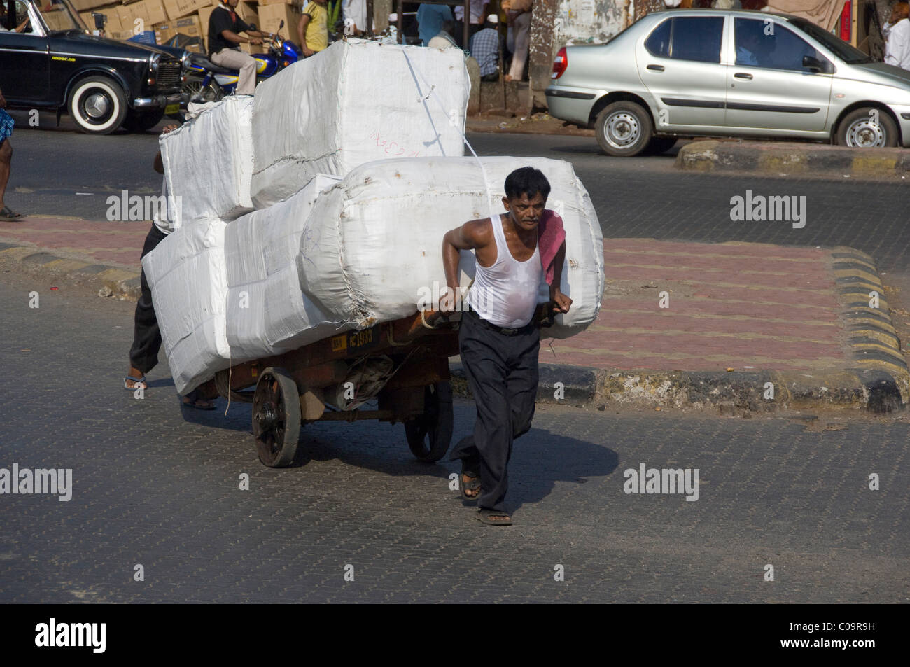 India, state of Maharashtra, Mumbai (aka Bombay). Typical street scene in downtown Mumbai, hand cart. Stock Photo