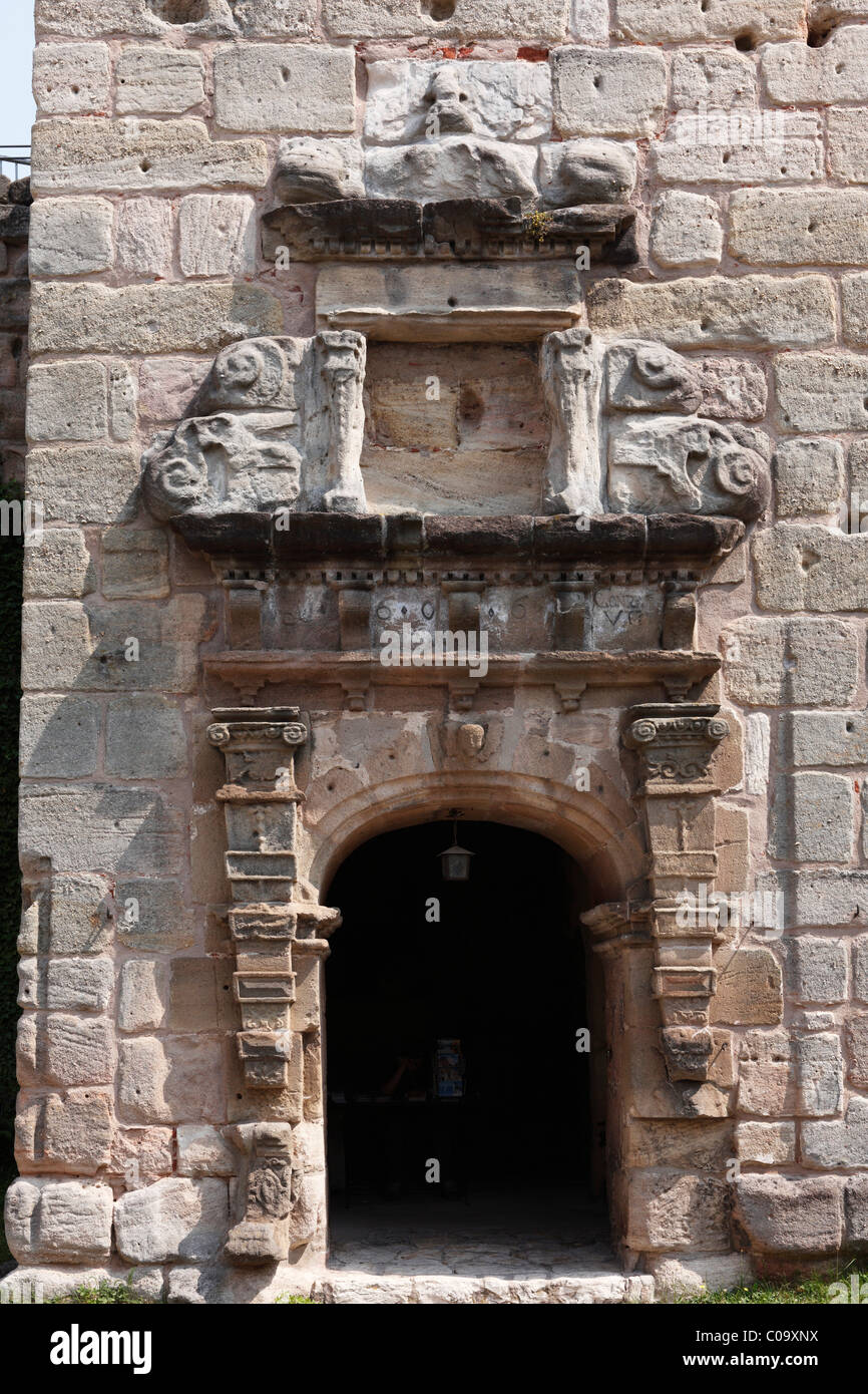 Gate of castle hi-res stock photography and images - Alamy