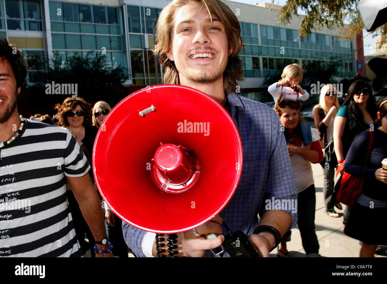 Taylor Hanson with Blake Mycoskie of Toms Shoes The Hanson Brothers Team Up With Toms Shoes For A One Mile Walk across The City Stock Photo