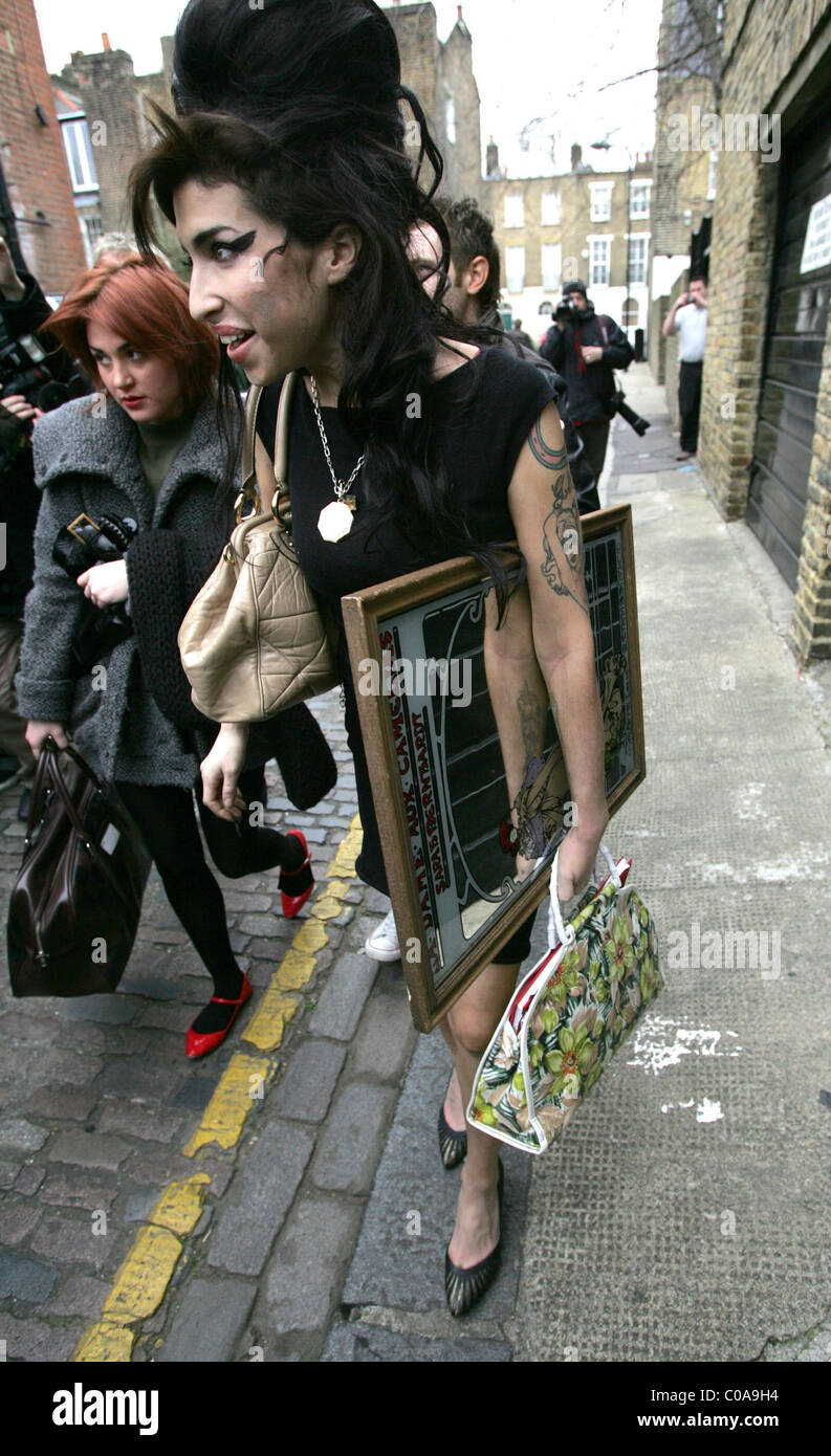 Amy Winehouse Leaves Her North London Home Carrying A Mirror As She Removes The Last Of Her Belongings Out Of The Home She Stock Photo Alamy