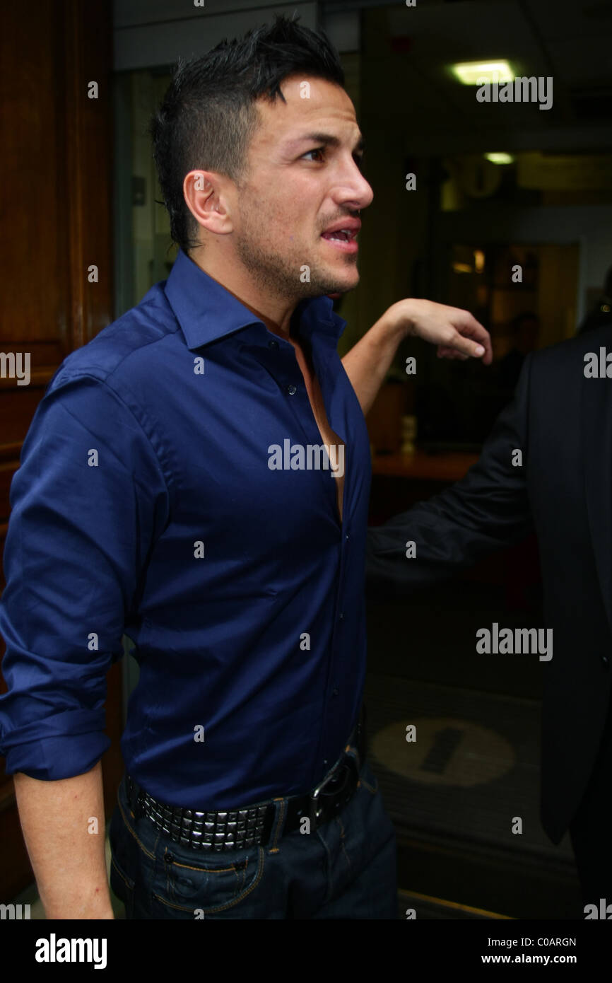 Peter andre radio 1 2 111109 paparazzi hi-res stock photography and images  - Alamy