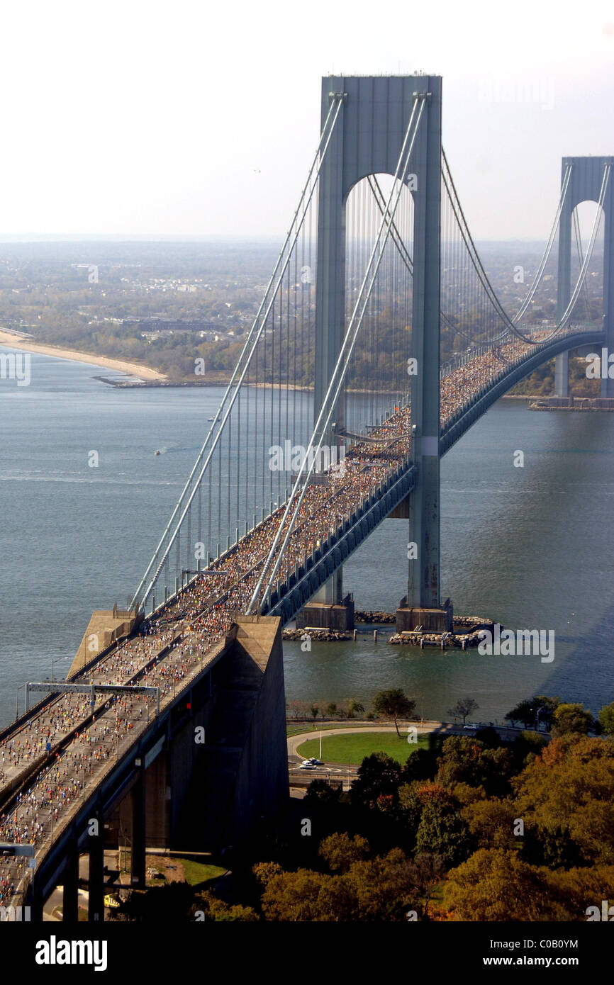 Runners crossing the Verrazano-Narrows Bridge from Staten Island to Brooklyn 2007 ING New York City Marathon New York City, USA Stock Photo