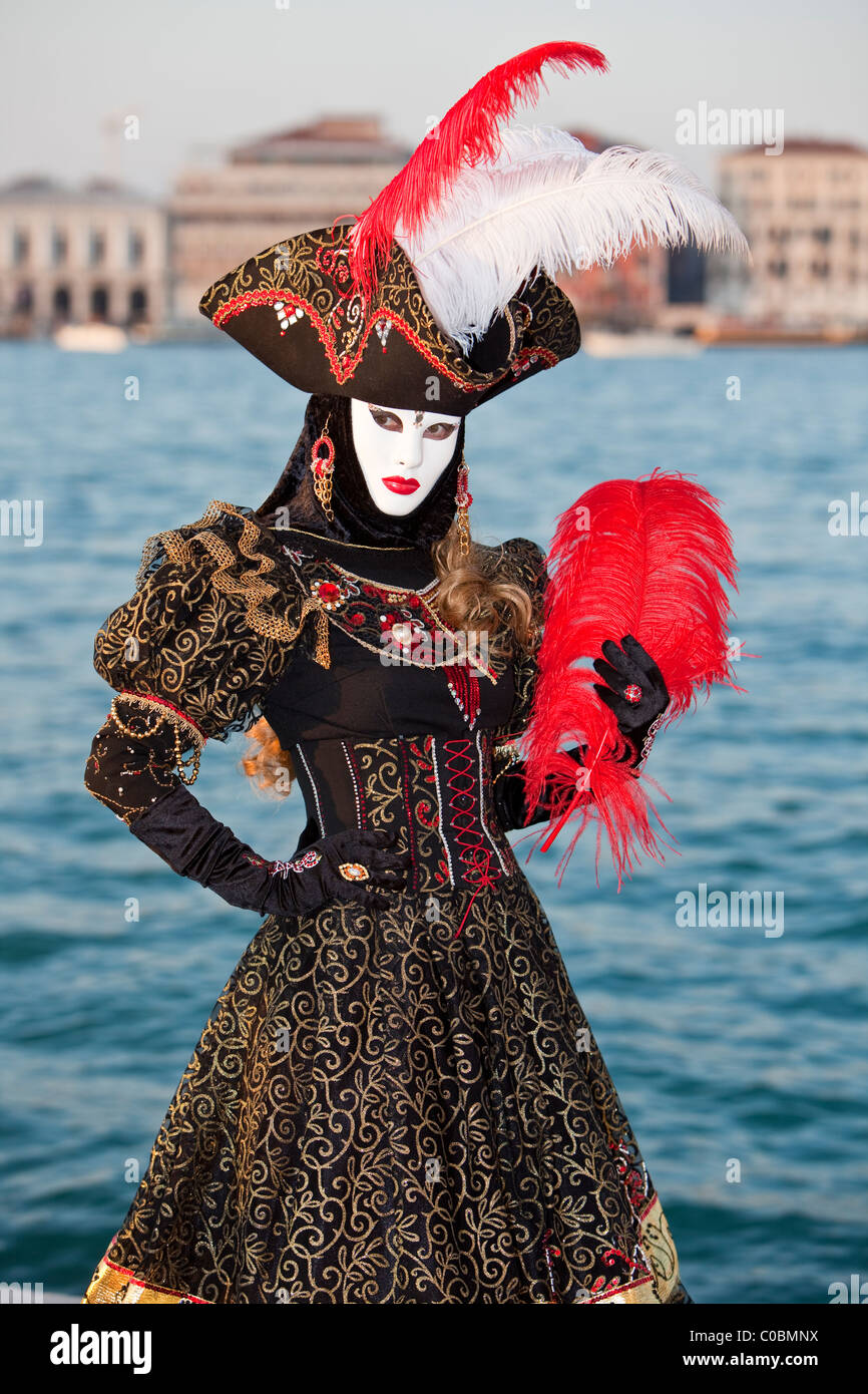 Uomo Anziano E Donna in Costume E Maschere Del Carnevale Medievale in  Piazza San Marco a Venice Immagine Stock Editoriale - Immagine di costume,  italia: 267448724