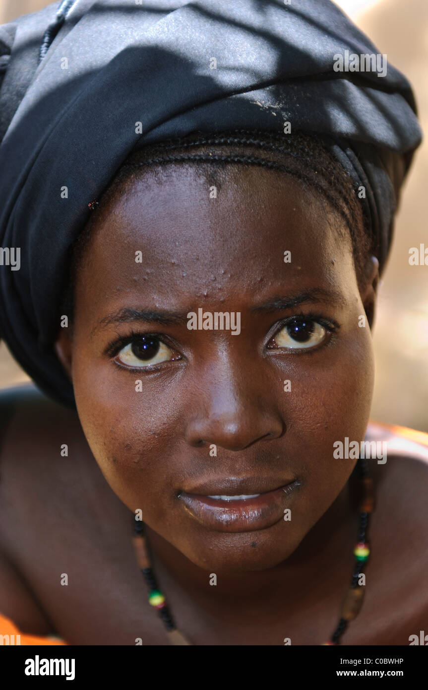 Portrait of young Dogon woman with bright eyes. Yendouma. Pays Dogon, Mali Stock Photo