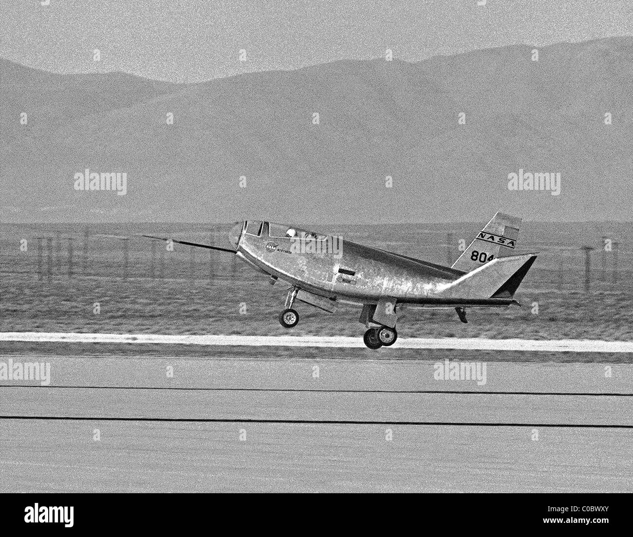 HL-10 lifting body aircraft makes a successful landing on Rogers Dry Lake at Dryden Flight Research Center Stock Photo