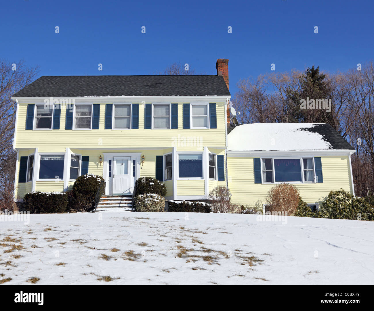 Traditional American Colonial Style House In Winter Stock Photo Alamy