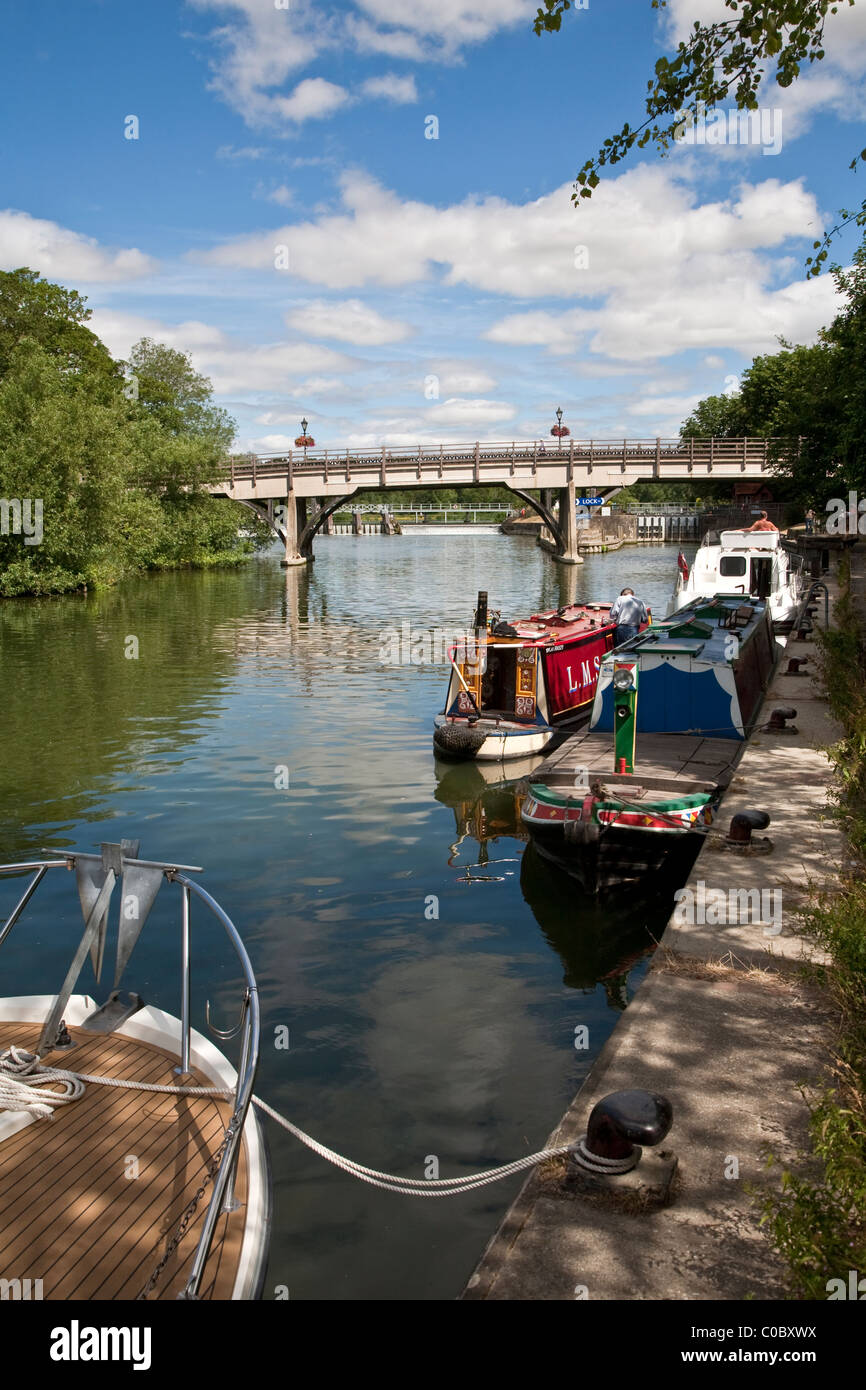 Boats moored on River Thames near Goring and Streatley bridge Stock Photo