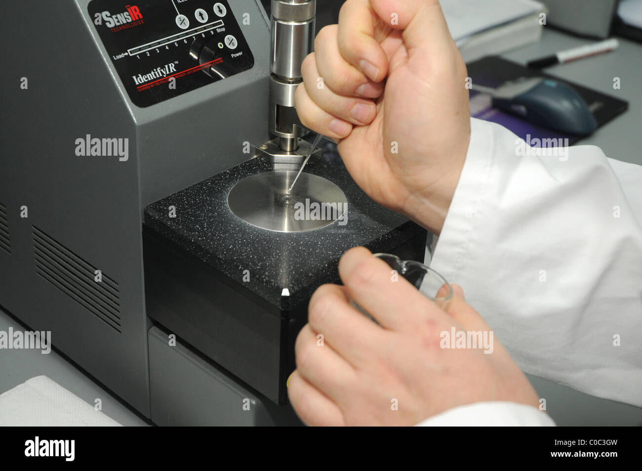 Analytical chemist spectrophotometer hires stock photography and