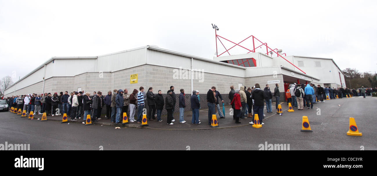 Queue of football fans hi-res stock photography and images - Alamy
