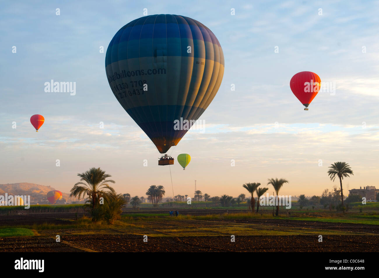 Aegypten, Luxor, Westbank, Heissluftballone beim Dorf Al-Qurna Stock Photo