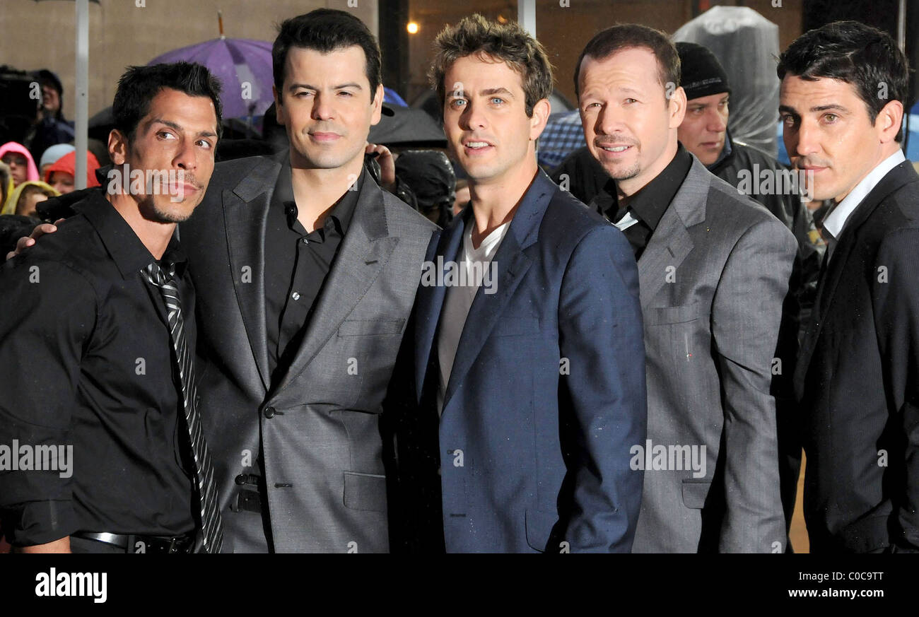 Jordan Knight, Danny Wood, Joey McIntyre, Donnie Wahlberg, Jonathan Knight New Kids on the Block reunite for the first time in Photo - Alamy