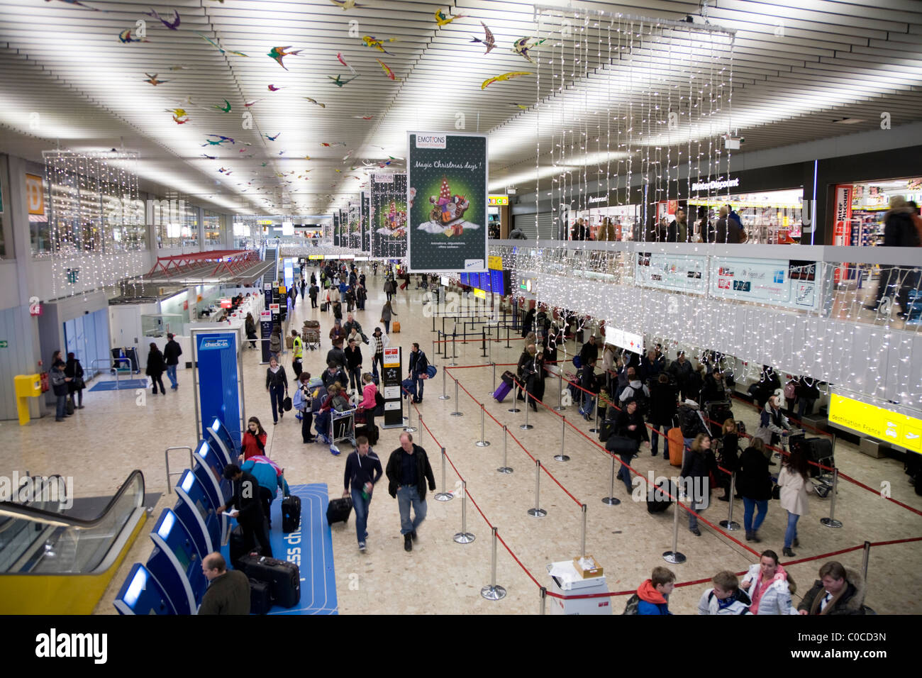 Main International terminal departure hall & checkin area / desks