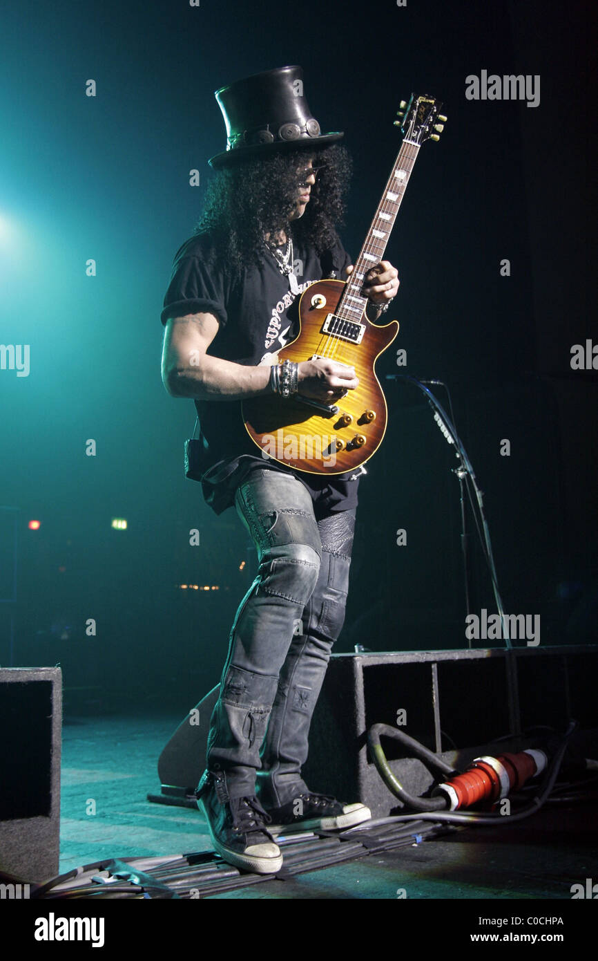 Slash Velvet Revolver performing at Brixton Carling Academy London ...