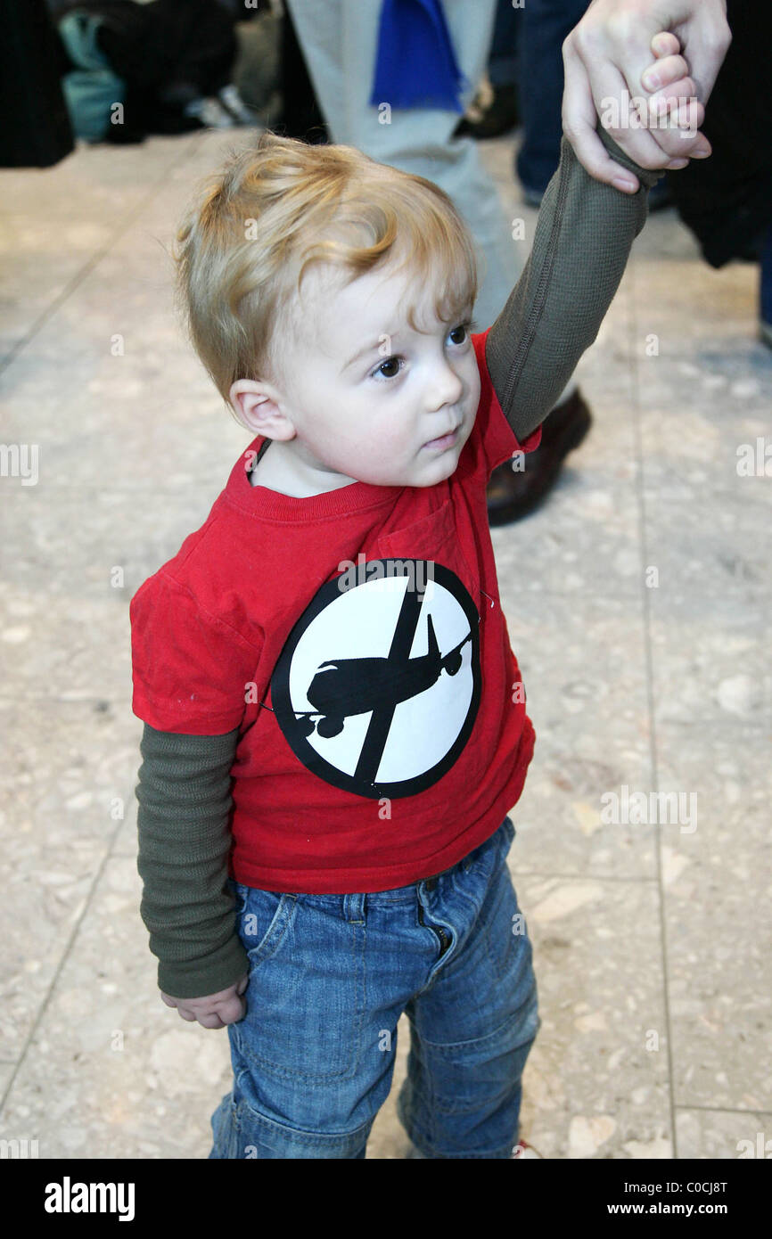 Wearing a t shirts hi-res stock photography and images - Alamy