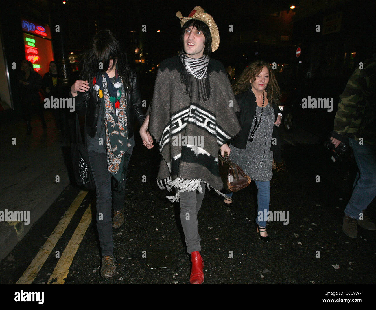 Noel Fielding leaving the Groucho club, wearing a bizarre outift, with Alison Mosshart, from 'The Kills' London, England - Stock Photo