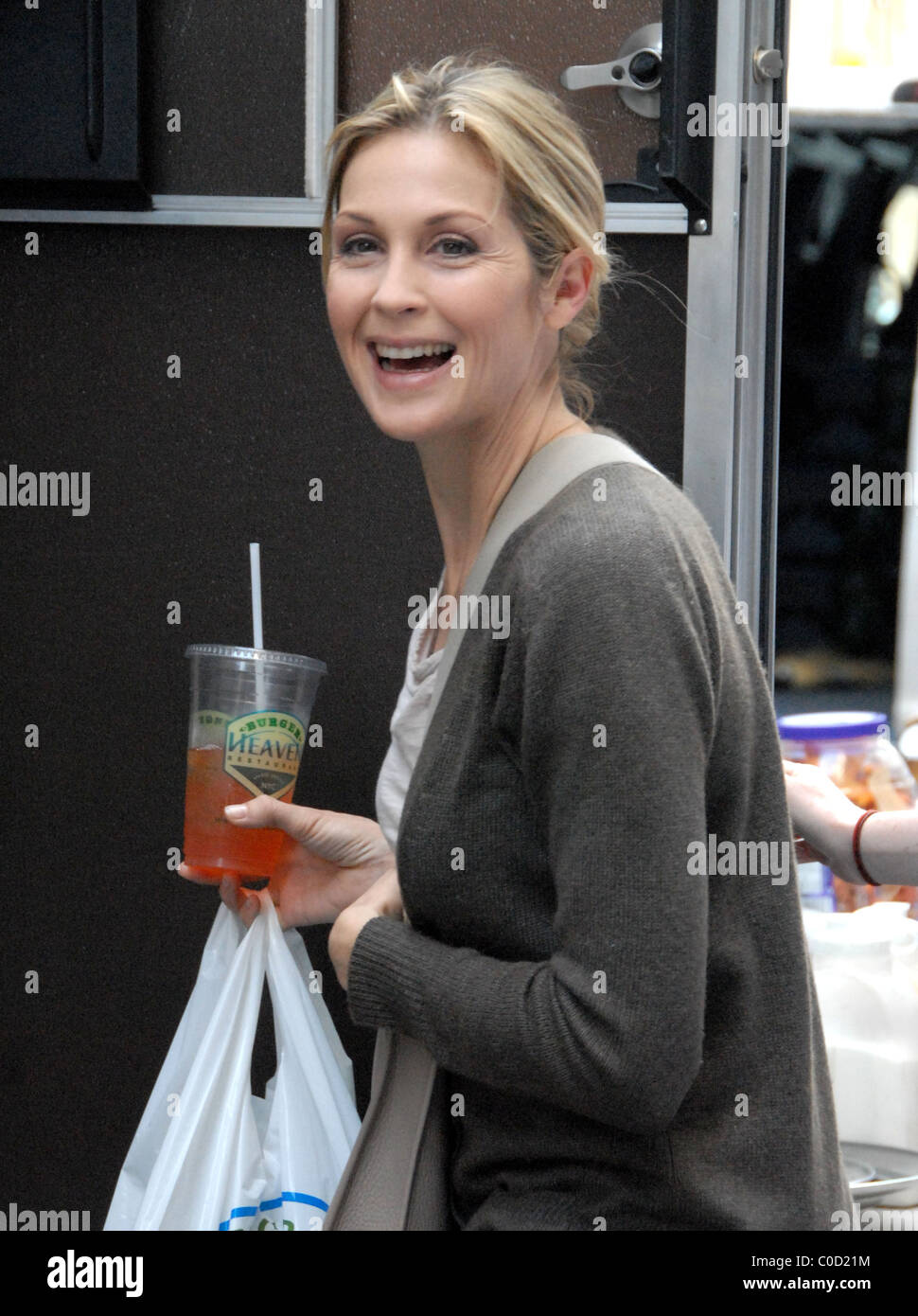 Kelly Rutherford on the set of 'Gossip Girl' entering her trailer with ...