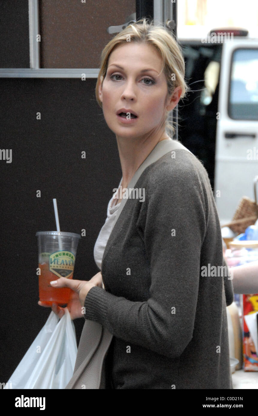 Kelly Rutherford on the set of 'Gossip Girl' entering her trailer with ...