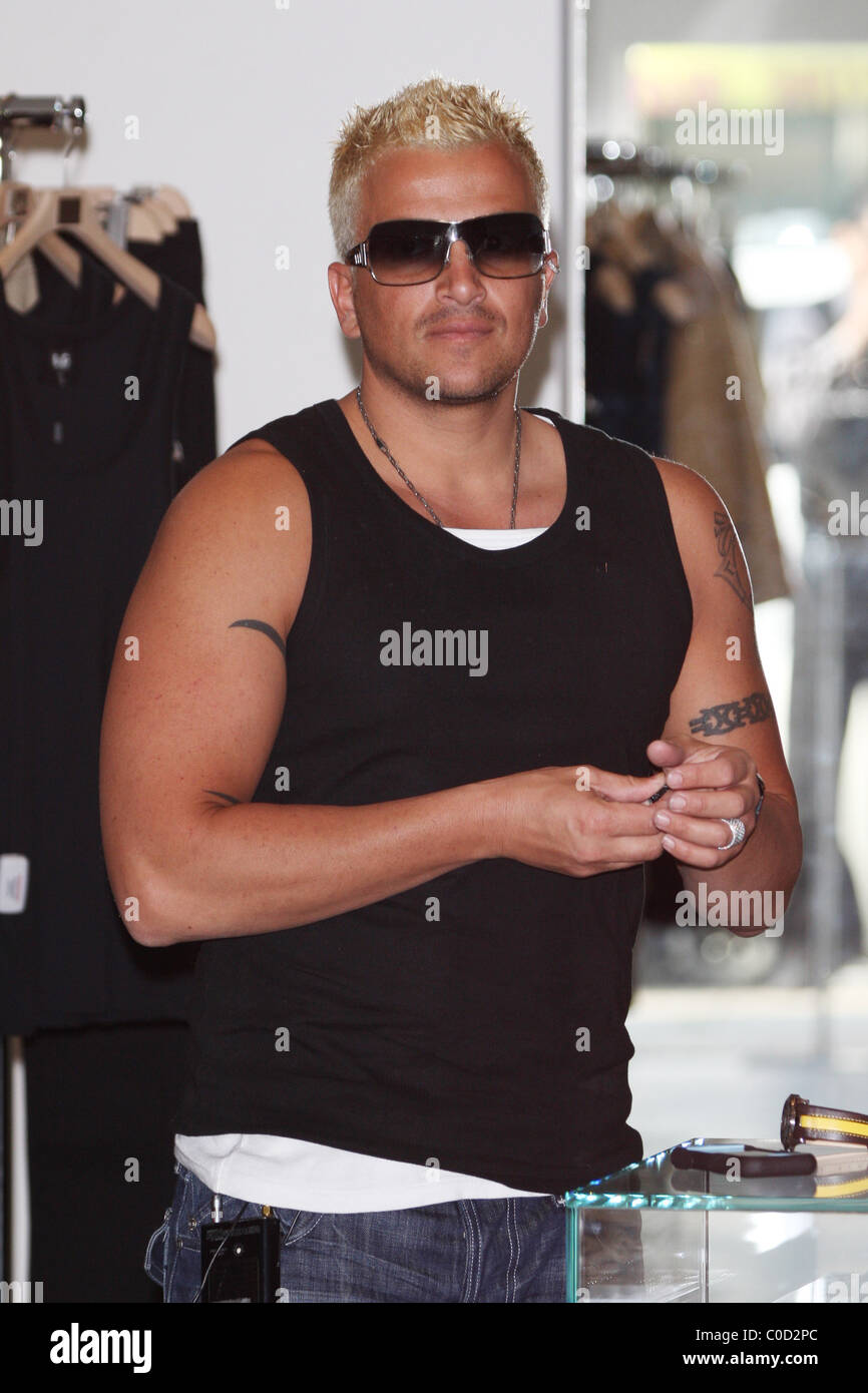 Katie Price and Peter Andre shop for children clothes at Sunset Kids in ...
