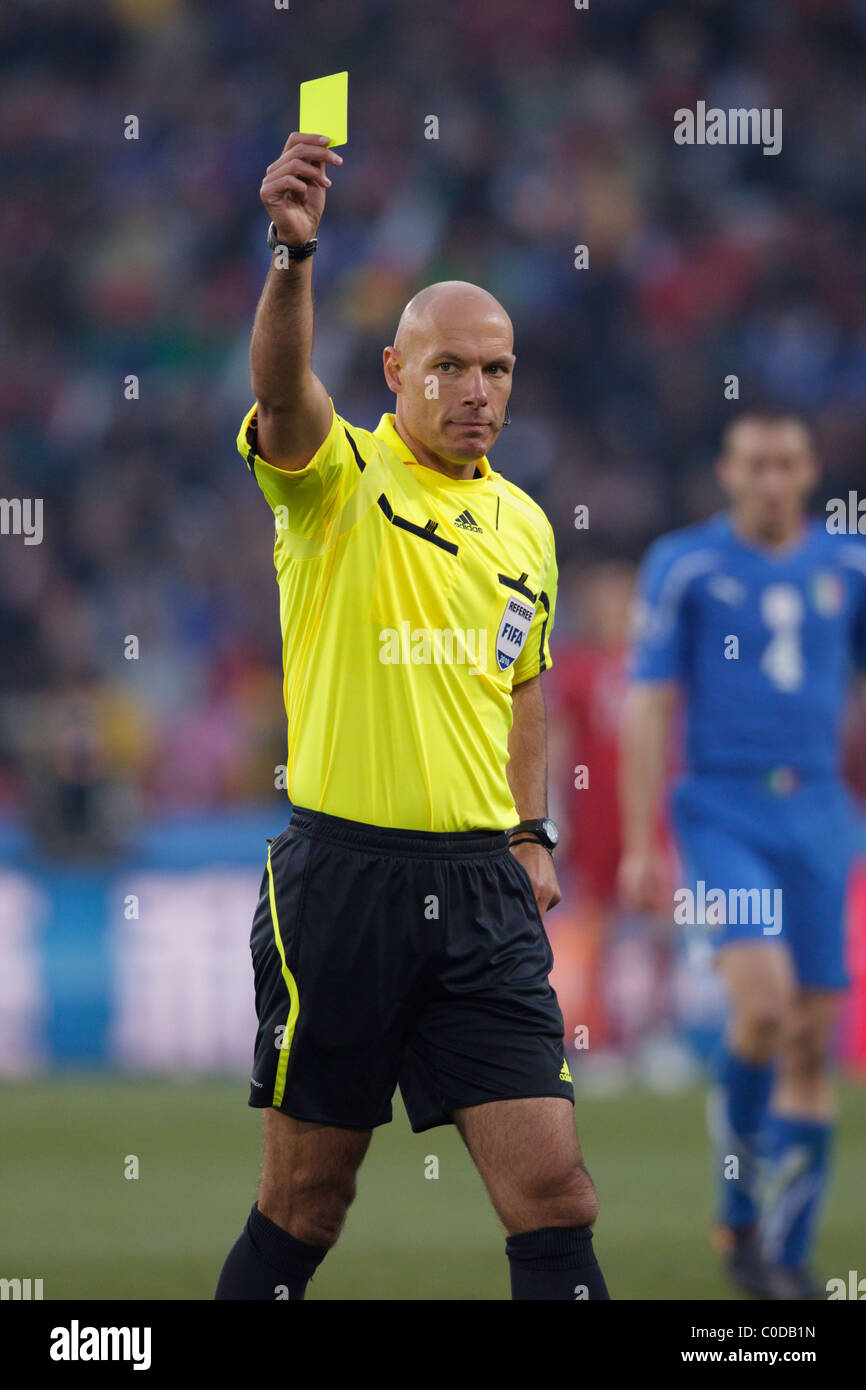 Referee Howard Webb issues a yellow card caution during a FIFA World Cup Group F match between Italy and Slovakia June 24, 2010. Stock Photo
